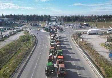 Грчките земјоделци продолжуваат со симболичните блокади