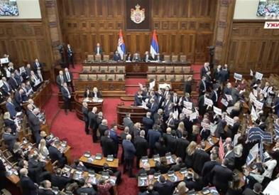 Конституирано српското Собрание со аплаузи, свирежи и транспаренти
