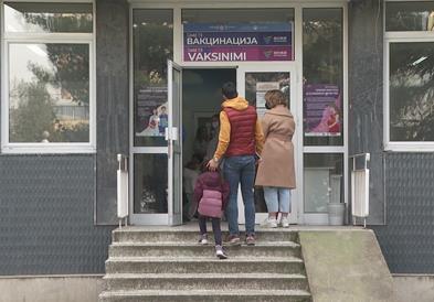 По прогласувањето на епидемија, родителите масовно ги вакцинираат децата против голема кашлица