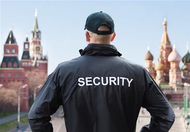 Чувар на музеј се обидел да изеде изложен експонат, го снимиле камерите (ВИДЕО)
