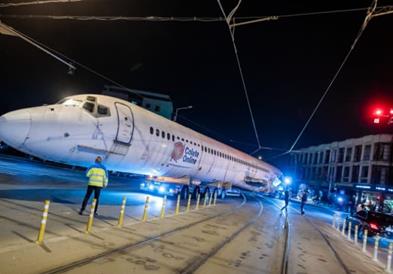 Романец се прошета со својот огромен авион по улиците на Букурешт (ВИДЕО)
