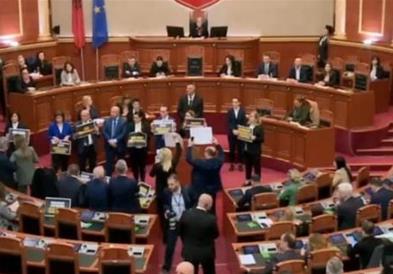 Во тензии и хаос албанскиот парламент го изгласа законот со кој ги враќа онлајн игрите на среќа
