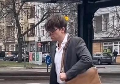 Сите гледаат во нозете на овој човек и плачат од смеа! (видео)