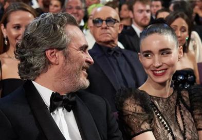 Актерка на филмска премиера откри дека е бремена со „Џокер“