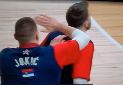 Јокиќ му удри „заушка“ на Дончиќ, неговата реакција е хит (ВИДЕО)