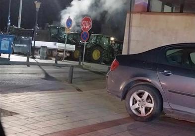 Грчките земјоделци вечерва го блокираа преминот Евзони за влез на товарни возила