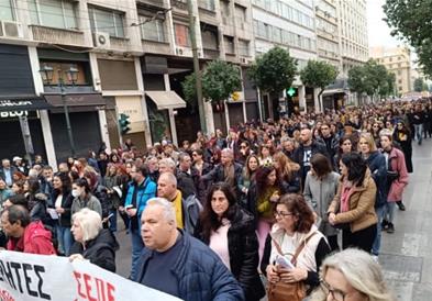 Видео: Масовен протест во Атина по повод годишнината од железничката несреќа