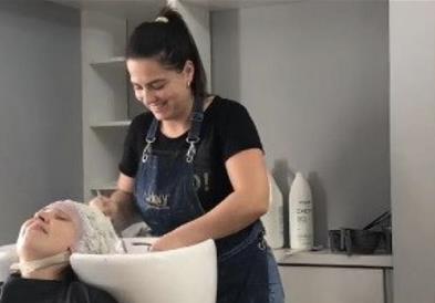 Отишла на фризер да ѝ направат прамени на косата, а доживеала шок  (видео)