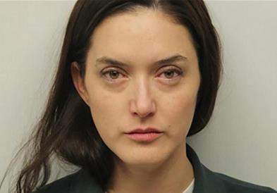 Ќерка на познат актер направила хаос во ноќен клуб- ја гаѓала келнерката со користен тампон 