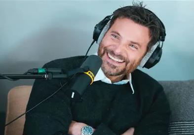 Бредли Купер со шокантна изјава: Се туширав заедно со татко ми, по дома се шетам гол 