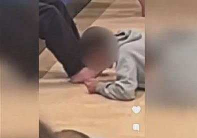 Светот се вознемири: Деца лежат на под и им ги лижат стопалата на соучениците (ВИДЕО)