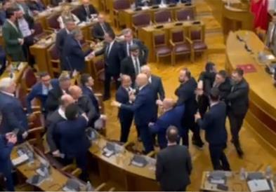 За малку избегната тепачка на пратениците во Собранието на Црна Гора (ВИДЕО)