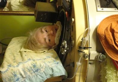Марта е последната личност на светот, која живее во челични бели дробови (ВИДЕО)