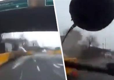 Огромна железна топка за уривање удара во автомобил во движење- жени врескаат (ВИДЕО)