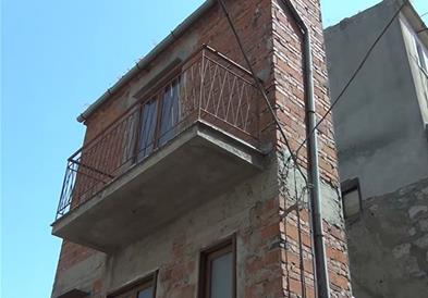 Најтесната зграда на светот е во Италија,широка е само еден метар и изградена е од инает(ВИДЕО)