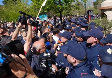 Протест пред општина Тирана, се бара оставка на градоначалникот Велиај