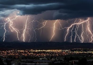 Во Франција за еден ден забележани над 27.000 громови