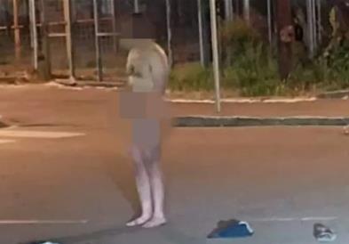 Сосема гол маж се шета низ улица во Белград и запира автомобили- сите шокирани (ФОТО)