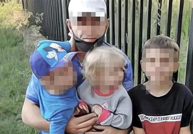 Ужас во Словачка: Родители си ги тепале своите четири деца со синџири и ремени, ги изгладнувале