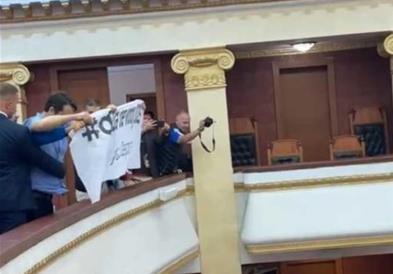 Необичен протест на млади во Тирана, упаднаа во Парламентот
