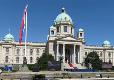 Пратениците во парламентот на Србија изгласаа измени на Законот за избирачкиот список