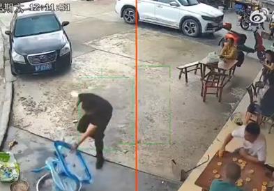 За момент избегната несреќа- бебе падна од количка во корито со нечиста вода (ВИДЕО)