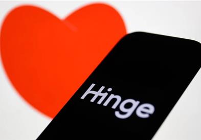 Младите бараат сериозни врски: „Tinder“ во опаѓање, „Hinge“ во подем