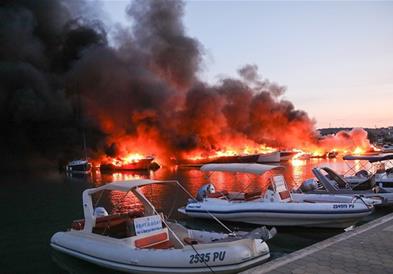 Фото: Во голем пожар во пристаништето во Медулин уништени над 30 јахти