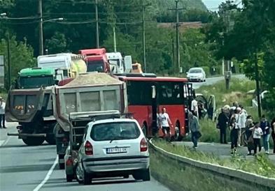 Еден загинат, 17 лица се повредени во судар на камион и автобус кај Обреновац