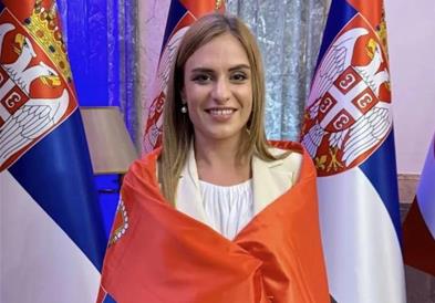 Во Србија властите со иницијатива децата во училиште да носат униформи во боите на знамето