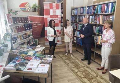 Амбасадата на Полска донираше книги од полски автори на општинската библиотека во Виница