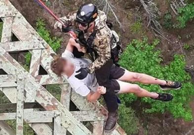 Тинејџер во САД паднал во кањон длабок 120 метри, на среќа преживеал 