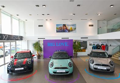 Новите MINI автомобили се уште постилски, дигитални и харизматично едноставни