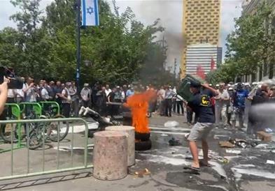 Солзавец, водени топови и запалени гуми на протест на албанската опозиција во Тирана (ВИДЕО) 
