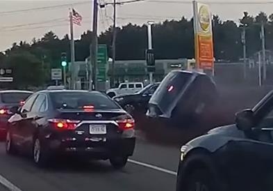 Challenger на две тркала поминува покрај колона автомобили, на крај се заби во кафуле (ВИДЕО)