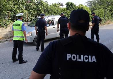Опасен полицаец е уапсен во Албанија- колегите го товарат за тешки кривични дела (ВИДЕО)