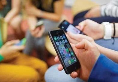 Гувернерот на Калифорнија сака да ја ограничи употребата на паметни телефони во училиштата