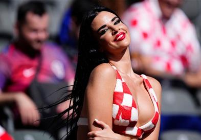 Фото: „Жешката“ Ивана во тесна маичка прави „проблеми“ во Германија