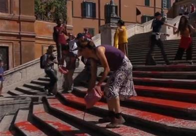 Видео: Во Италија со црвена боја против фемицидот