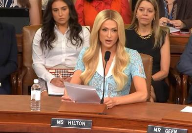 Парис Хилтон пред Конгресот за сексуалното злоставување: „Ме влечеа, ме соблекоа гола“