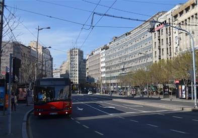 Припадник на Жандармеријата ранет пред амбасадата на Израел во Белград, напаѓачот е убиен