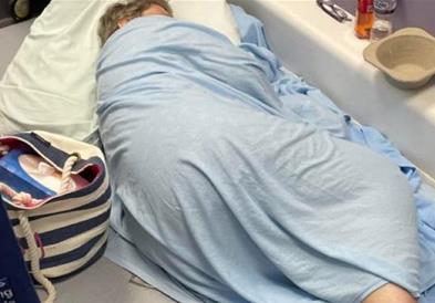 Скандал во Британија: Жена болна од рак лежи на под во ходник - немало кревети во болницата