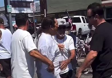 Холивудска легенда (80) претепа човек, кој го погодил со балон со вода (ВИДЕО)