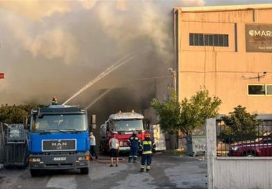 Пожар во северозападниот дел на Атина зафати две фабрики 