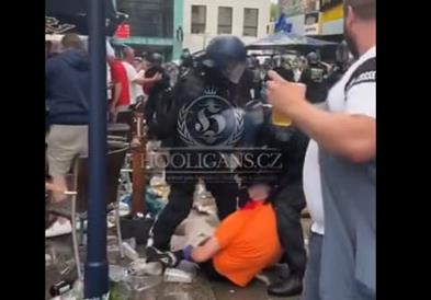Брутална акција на германската полиција по масовната тепачка меѓу Холанѓани и Англичани (ВИДЕО)