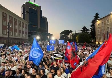 Голем антивладин протест во Тирана, фрлани молотови коктели врз владата и градското собрание