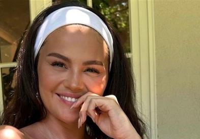 Селена Гомез ги воодушеви сите во костум за капење (ФОТО)