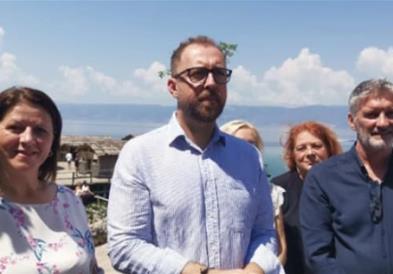 Министерот Љутков најави реконструкција на локалитетот „Залив на коските“ на Охридското Езеро