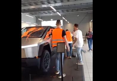 Германски активисти уништија Сајбертрек во продажен салон на Тесла (ВИДЕО)