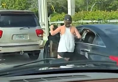 Жена заборавиле да дигне рачна кочница пред кавга со друг возач среде пат (ВИДЕО)